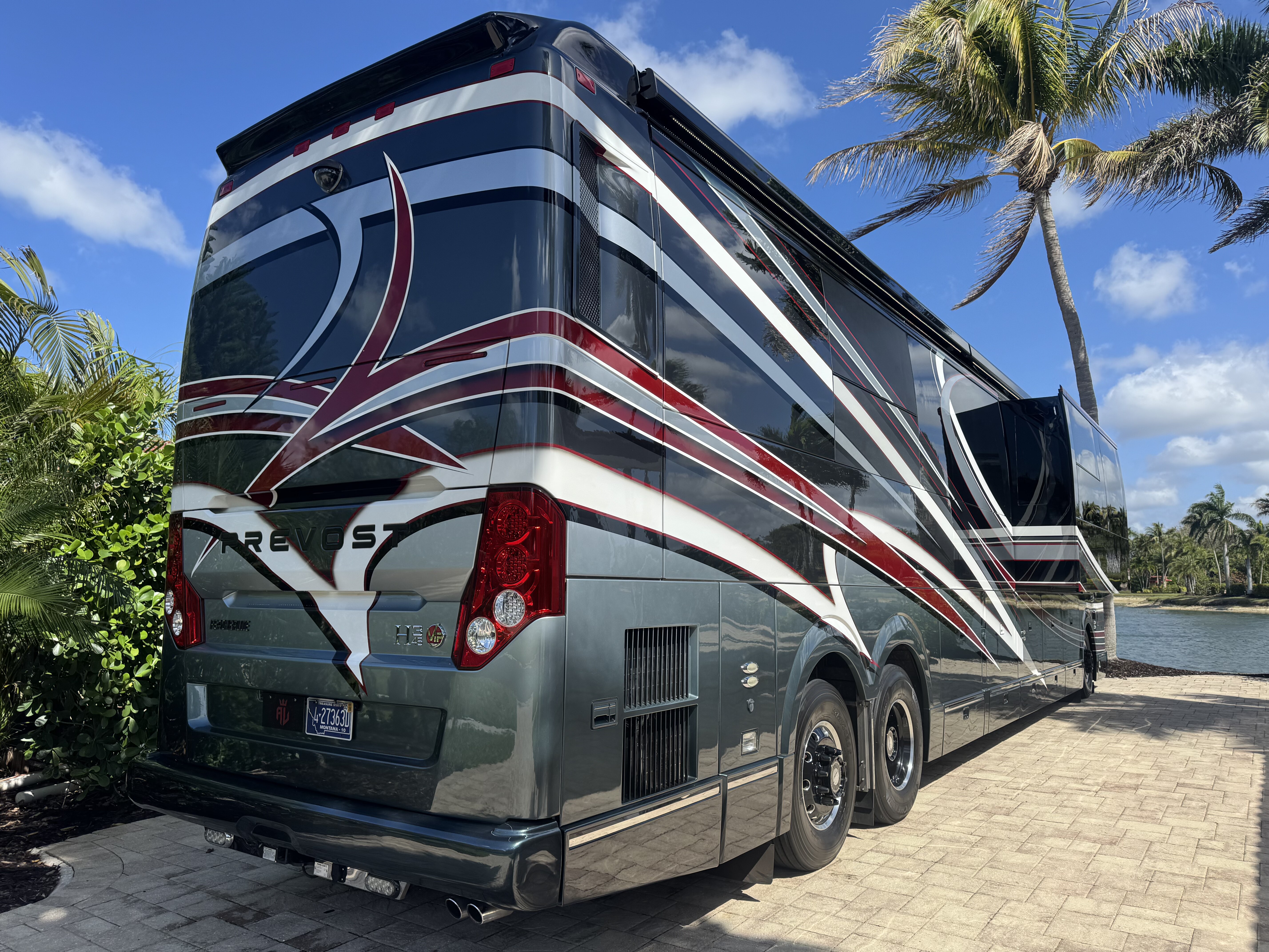 Coach exterior view